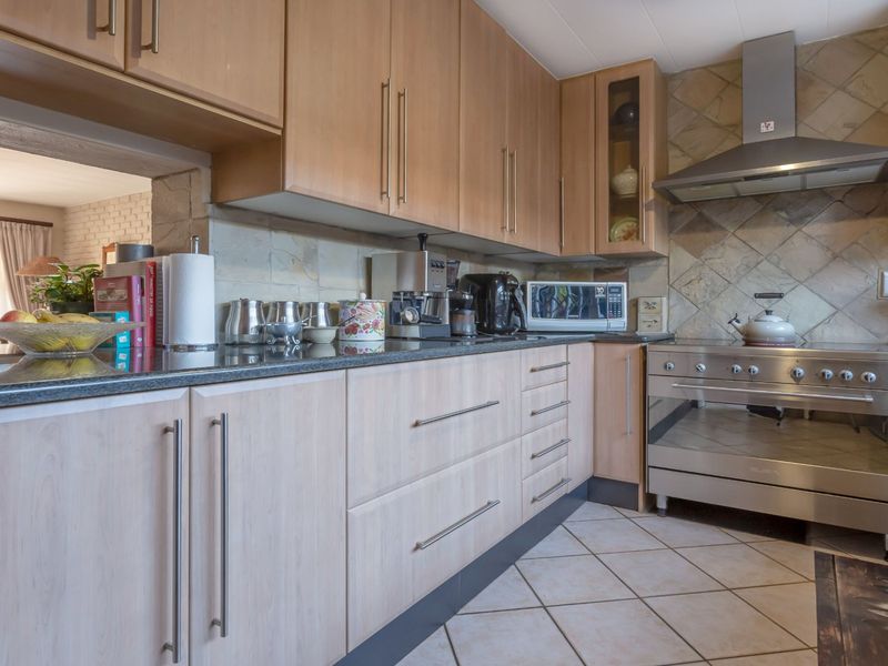 Sunny & Secure 3-Bedroom Duplex – Perfect Lock-Up-and-Go Lifestyle! - Photo 5