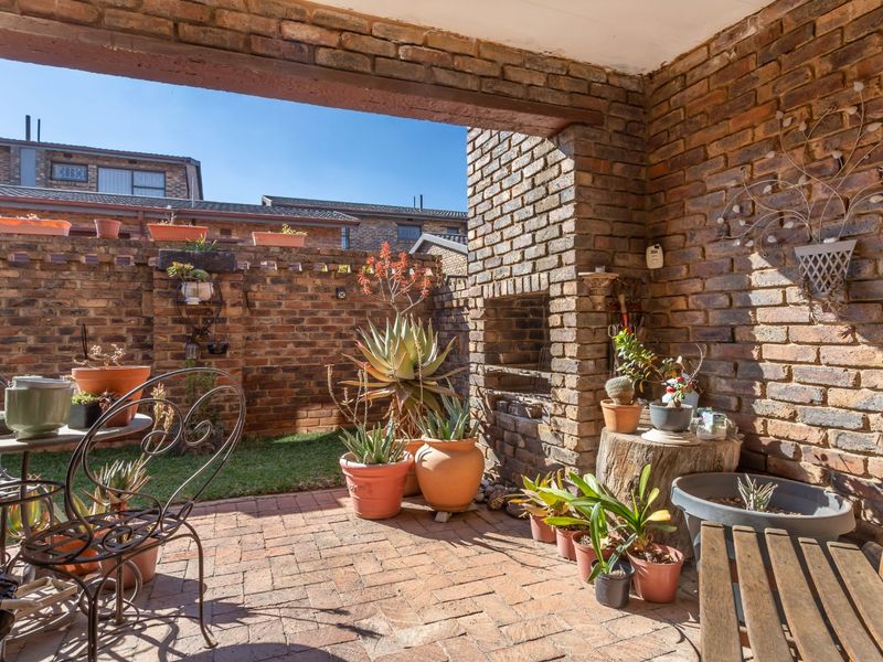 Sunny & Secure 3-Bedroom Duplex – Perfect Lock-Up-and-Go Lifestyle! - Photo 2