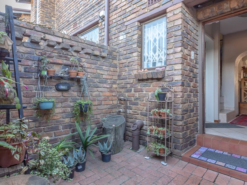 Sunny & Secure 3-Bedroom Duplex – Perfect Lock-Up-and-Go Lifestyle! - Photo 3