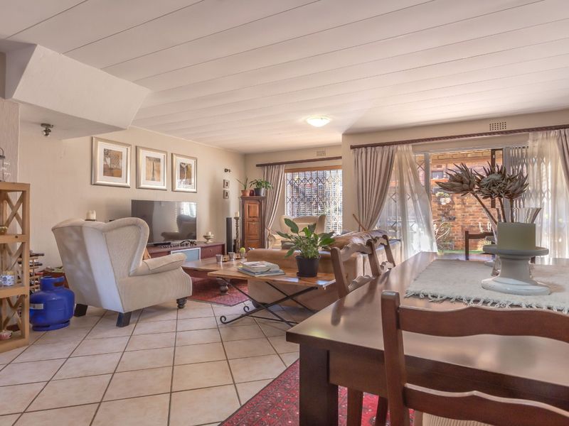 Sunny & Secure 3-Bedroom Duplex – Perfect Lock-Up-and-Go Lifestyle! - Photo 9