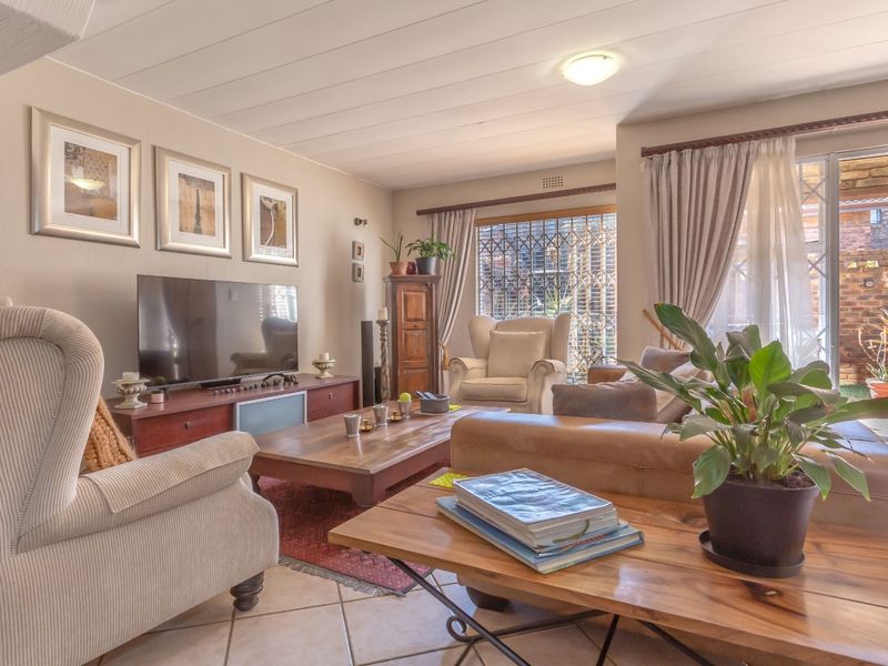 Sunny & Secure 3-Bedroom Duplex – Perfect Lock-Up-and-Go Lifestyle! - Photo 10