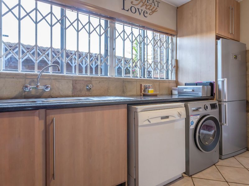 Sunny & Secure 3-Bedroom Duplex – Perfect Lock-Up-and-Go Lifestyle! - Photo 7