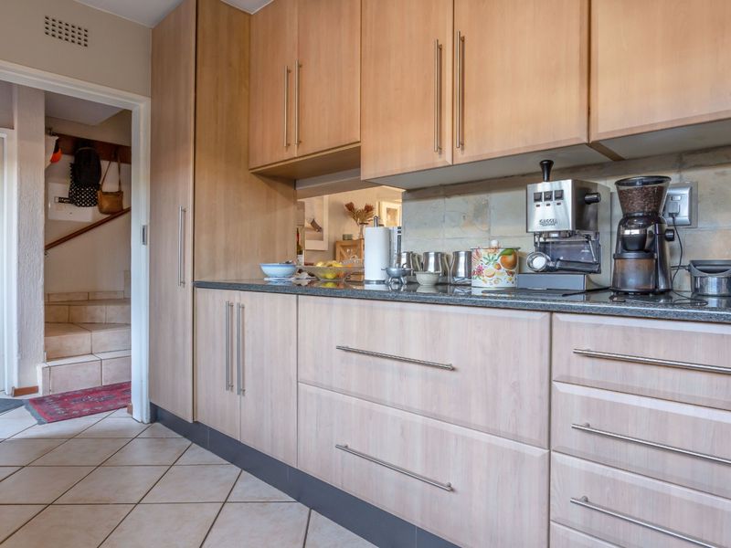 Sunny & Secure 3-Bedroom Duplex – Perfect Lock-Up-and-Go Lifestyle! - Photo 6