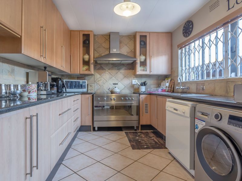 Sunny & Secure 3-Bedroom Duplex – Perfect Lock-Up-and-Go Lifestyle! - Photo 4