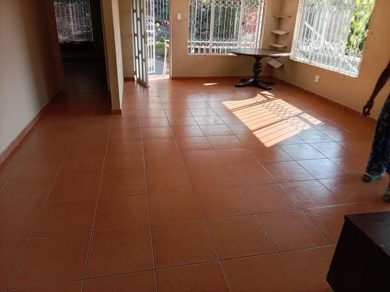 Three Bed, Well maintained move in ready Upstairs apartment on shared property to rent- Reservoir hills, Westville - Photo 2