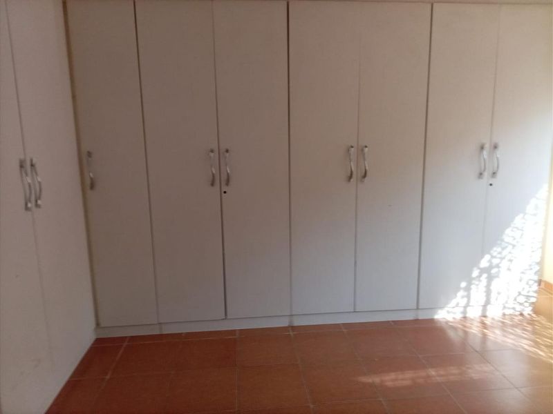 Three Bed, Well maintained move in ready Upstairs apartment on shared property to rent- Reservoir hills, Westville - Photo 5