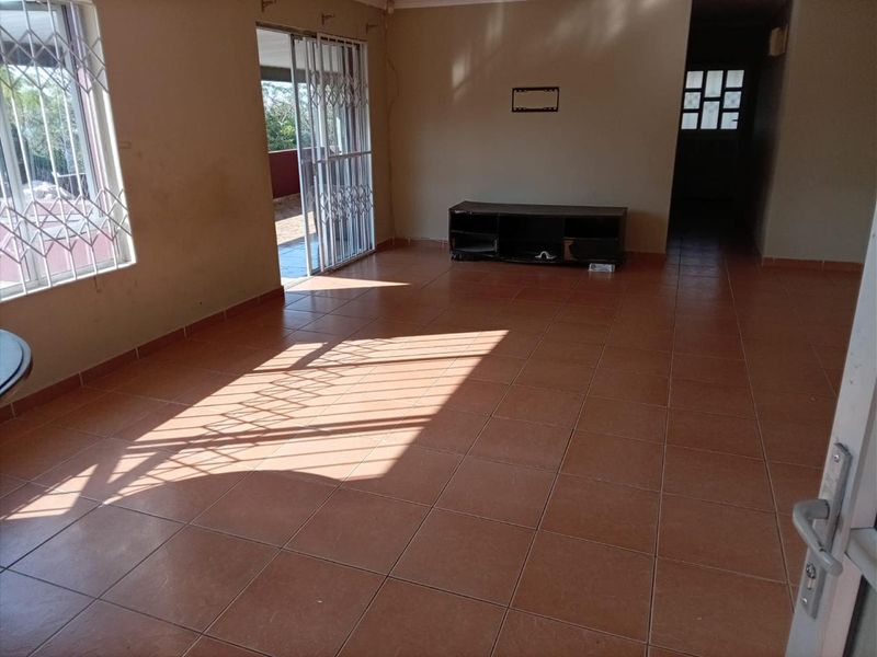 Three Bed, Well maintained move in ready Upstairs apartment on shared property to rent- Reservoir hills, Westville - Photo 3
