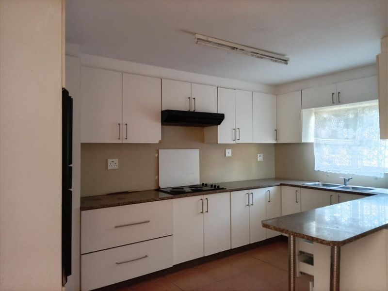 Three Bed, Well maintained move in ready Upstairs apartment on shared property to rent- Reservoir hills, Westville - Photo 4