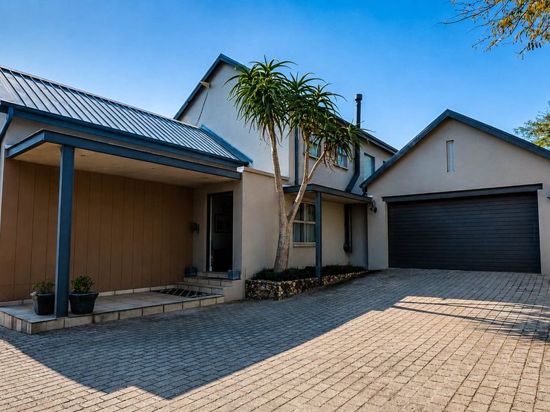 Copperleaf 5 Bed + 5 Bath - Incl. Flatlet & 2.5 Garages  - Photo 3