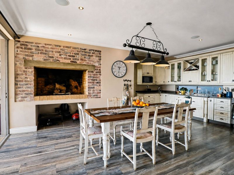 Copperleaf 5 Bed + 5 Bath - Incl. Flatlet & 2.5 Garages  - Photo 9
