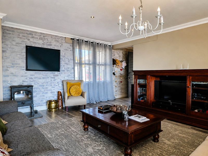 Copperleaf 5 Bed + 5 Bath - Incl. Flatlet & 2.5 Garages  - Photo 7