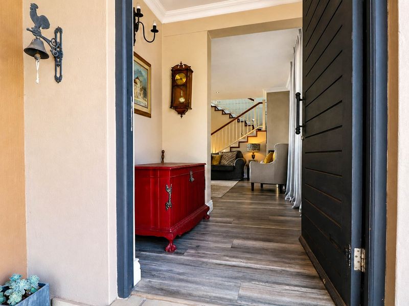 Copperleaf 5 Bed + 5 Bath - Incl. Flatlet & 2.5 Garages  - Photo 5