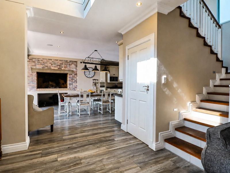 Copperleaf 5 Bed + 5 Bath - Incl. Flatlet & 2.5 Garages  - Photo 8