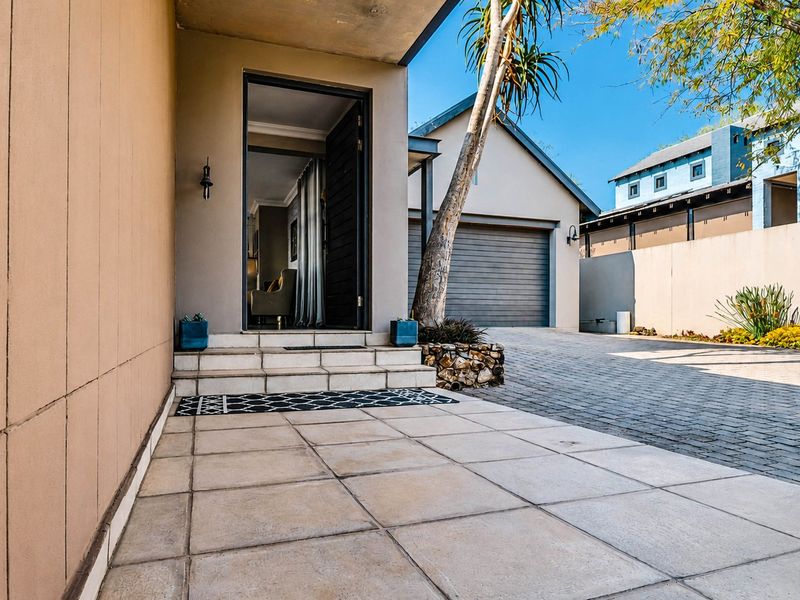 Copperleaf 5 Bed + 5 Bath - Incl. Flatlet & 2.5 Garages  - Photo 4