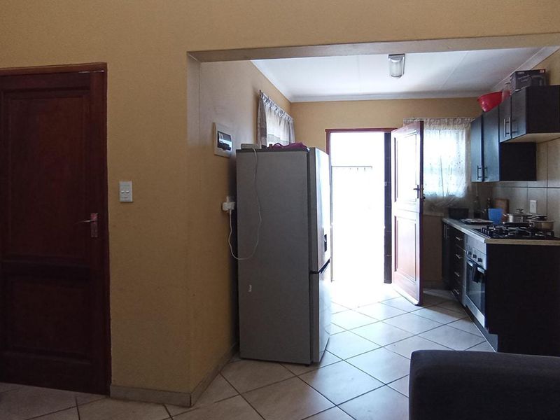 Priced to Sell! 3-Bedroom Townhouse with Private Yard in Summerset Place, Midrand - Photo 5