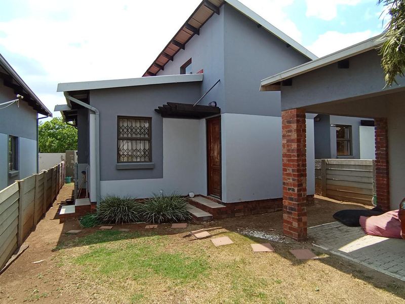 Priced to Sell! 3-Bedroom Townhouse with Private Yard in Summerset Place, Midrand - Photo 1