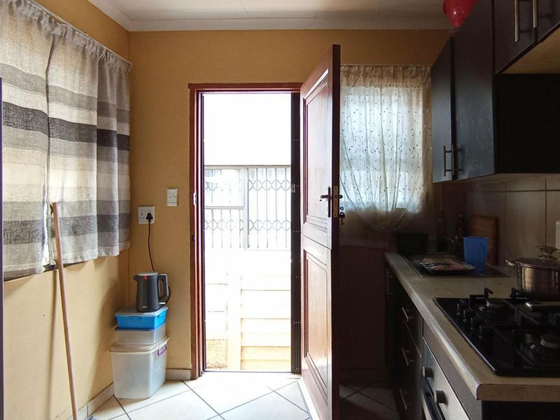 Priced to Sell! 3-Bedroom Townhouse with Private Yard in Summerset Place, Midrand - Photo 4