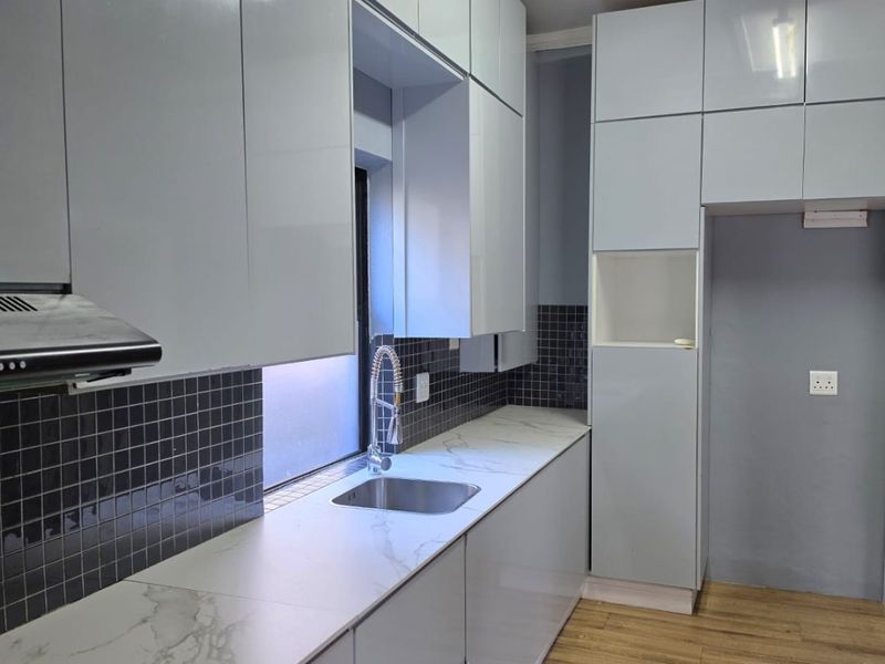 3 Bedroom House with 2-bedroom flatlet in Kenilworth - Photo 7