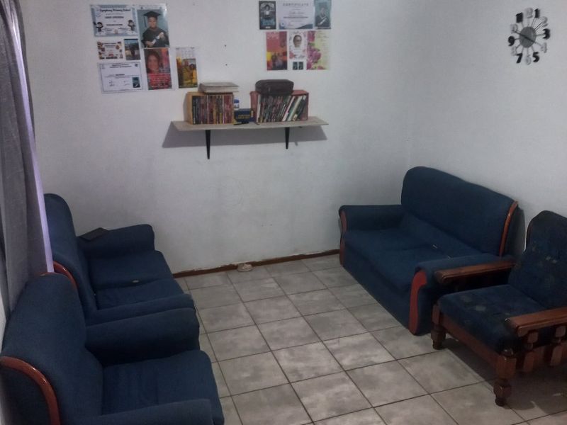 This 3 bedroom semi-detached duplex family home is perfactly located close to all amenities in Belhar - Photo 5