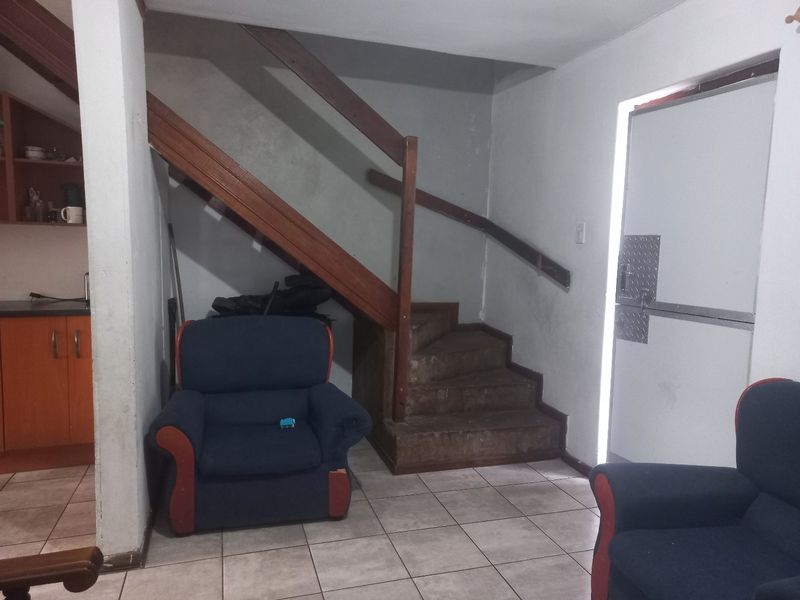 This 3 bedroom semi-detached duplex family home is perfactly located close to all amenities in Belhar - Photo 7