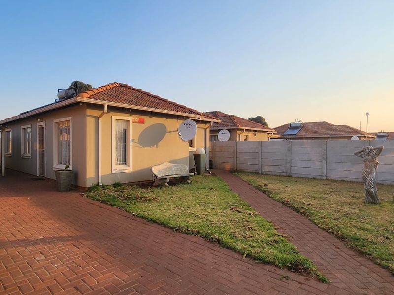 Sunny family home in Sky City living flow - Photo 4