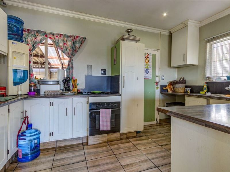 Spacious Four-Bedroom Family Home with Exceptional Comfort - Photo 1