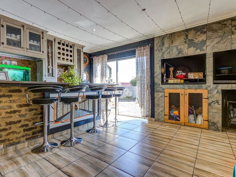 Spacious Four-Bedroom Family Home with Exceptional Comfort - Photo 3