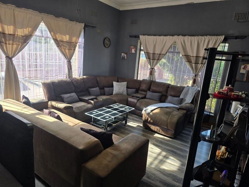 Charming Two-Bedroom Home with Pool and Double Garage - Photo 2