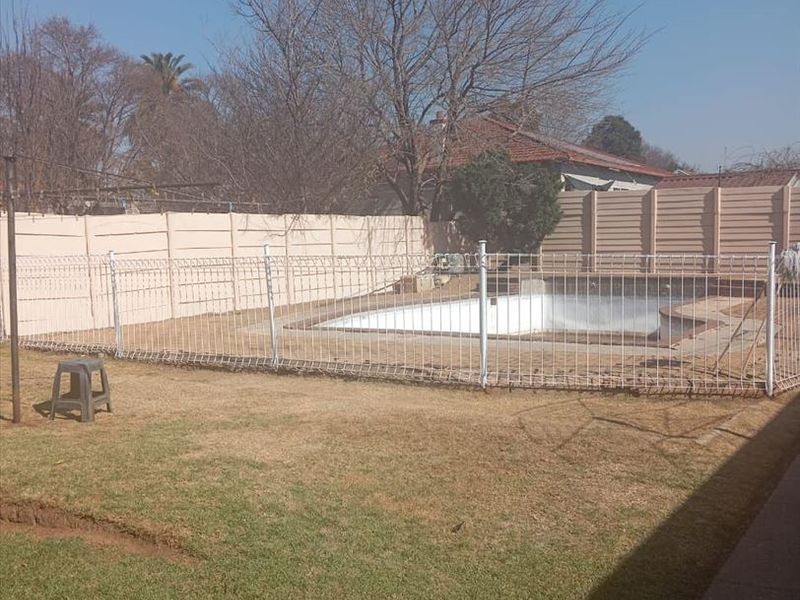 Charming Two-Bedroom Home with Pool and Double Garage - Photo 3