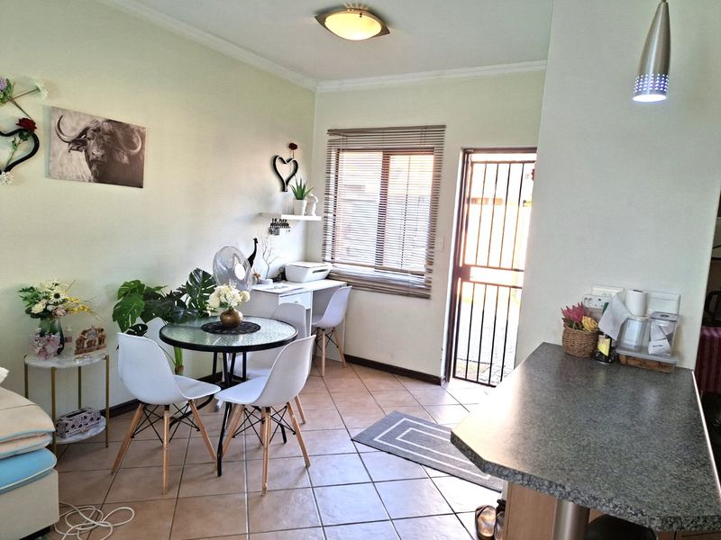 Immaculate Townhouse For Sale - Photo 2