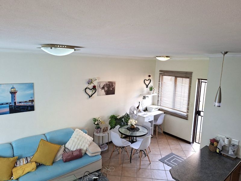 Immaculate Townhouse For Sale - Photo 4