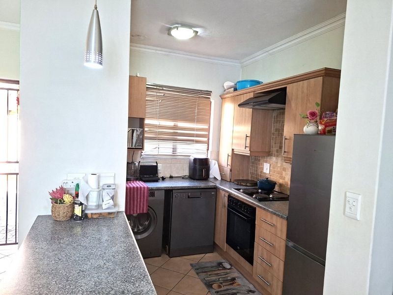 Immaculate Townhouse For Sale - Photo 9