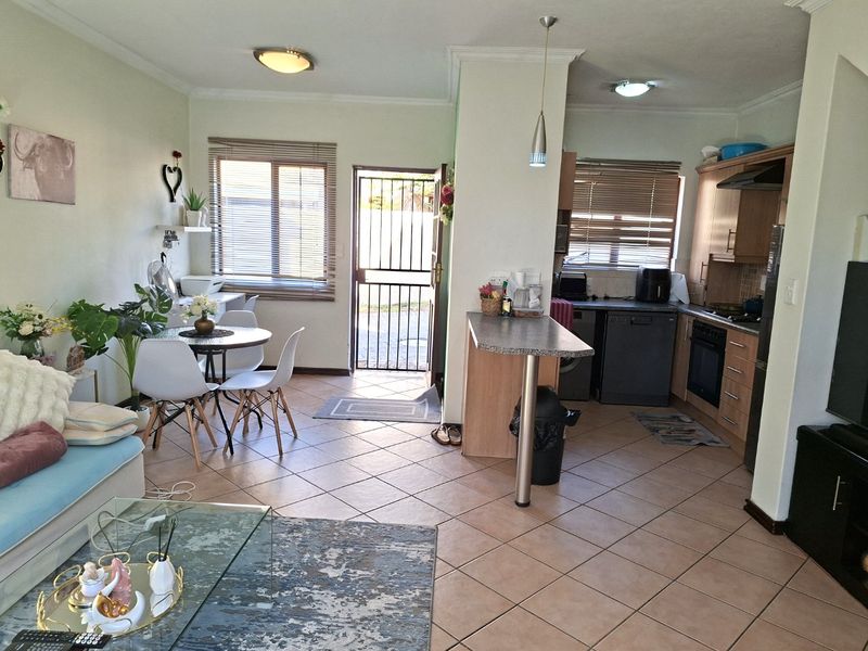 Immaculate Townhouse For Sale - Photo 7