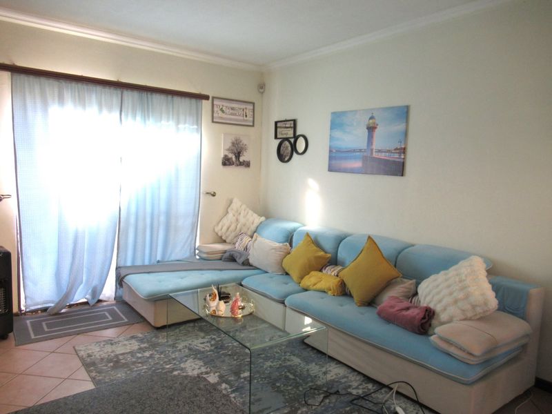 Immaculate Townhouse For Sale - Photo 6