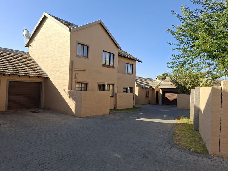 Immaculate Townhouse For Sale - Photo 1
