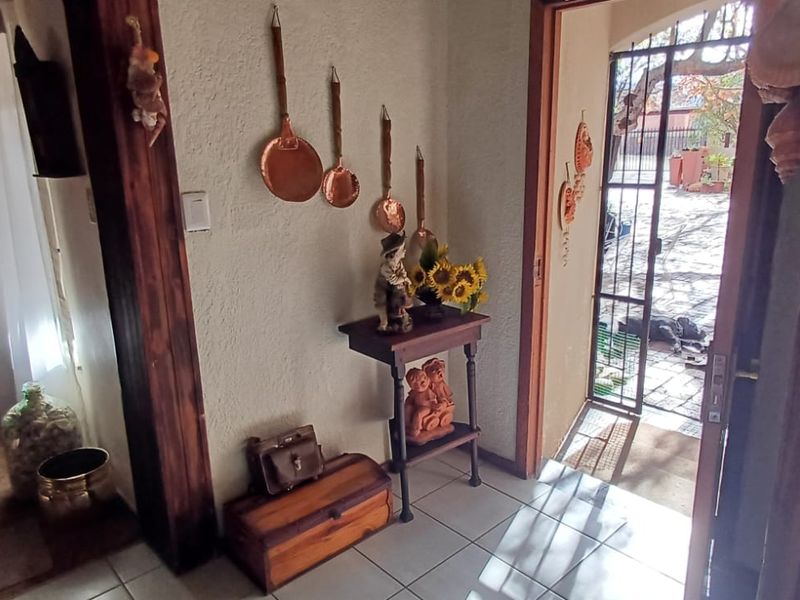 Spacious 3-Bedroom Family Home with Flatlet in Prime Flamwood - Photo 2