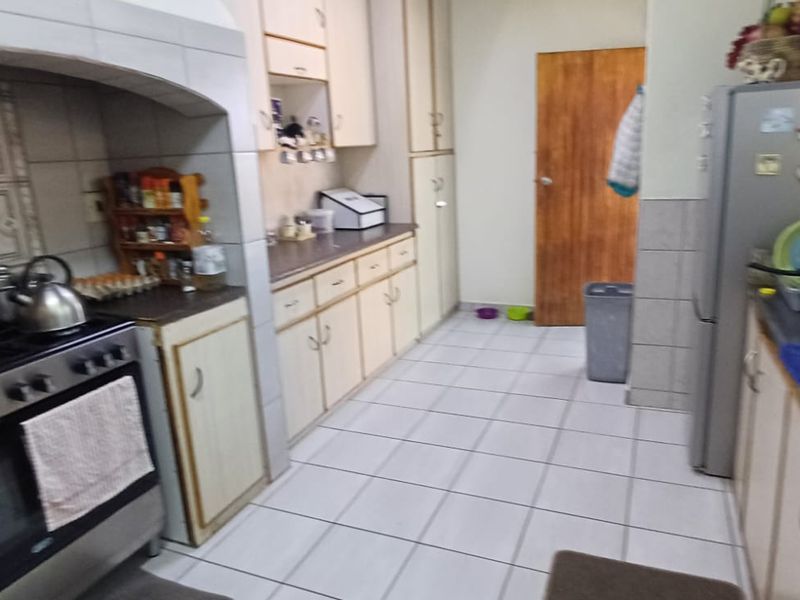 Spacious 3-Bedroom Family Home with Flatlet in Prime Flamwood - Photo 9