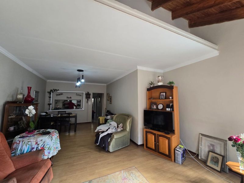 Big and spacious unit in Sought After Garsfontein - Serene Villas - Photo 4
