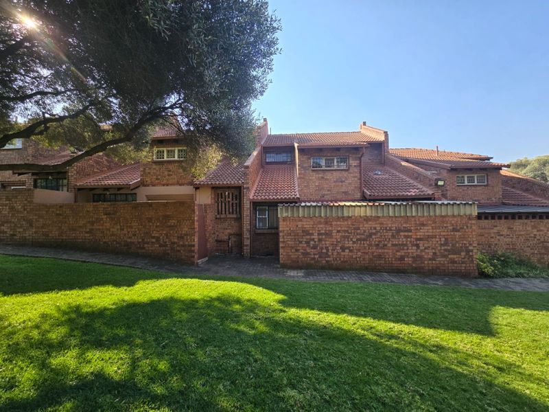 Big and spacious unit in Sought After Garsfontein - Serene Villas - Photo 1