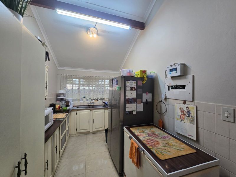 Big and spacious unit in Sought After Garsfontein - Serene Villas - Photo 9