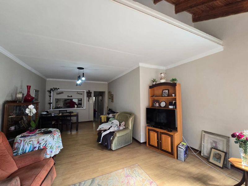 Big and spacious unit in Sought After Garsfontein - Serene Villas - Photo 3