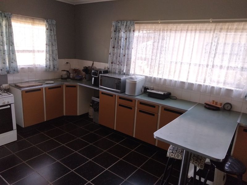 Family home in Meiringspark with space to grow - Photo 8