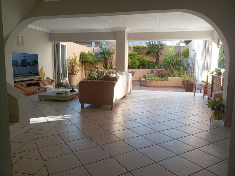 Charming & Spacious Family Gem in Riverside Close - Photo 3