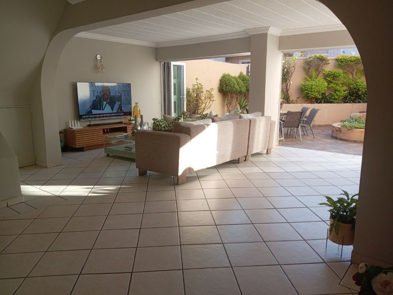 Charming & Spacious Family Gem in Riverside Close - Photo 4