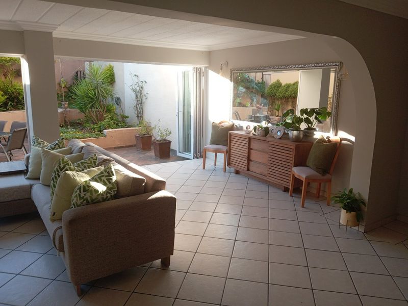 Charming & Spacious Family Gem in Riverside Close - Photo 2