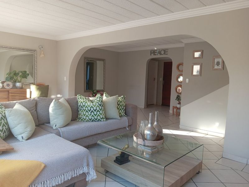 Charming & Spacious Family Gem in Riverside Close - Photo 1