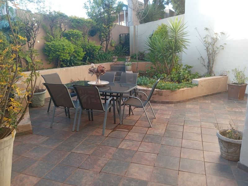 Charming & Spacious Family Gem in Riverside Close - Photo 7