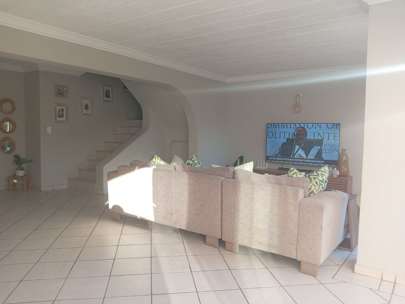 Charming & Spacious Family Gem in Riverside Close - Photo 6