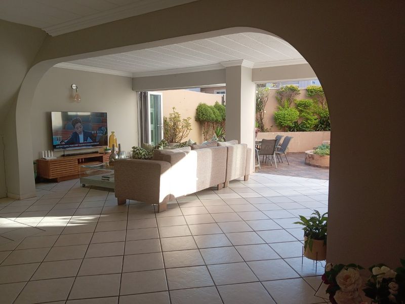 Charming & Spacious Family Gem in Riverside Close - Photo 5