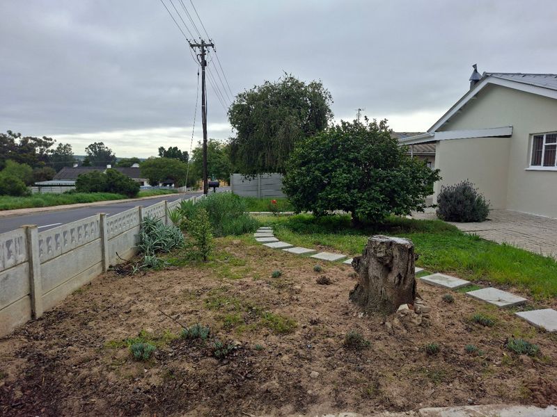 Neat & Secure 2 Bedroom Home on a Spacious 669m2 Erf in Hopefield - Photo 4